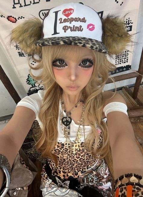 Leopard Print Gyaru, Rokku Gyaru Makeup, Mamba Gyaru, Scene Gyaru, Emo Gyaru, Coquette Model, Manba Gyaru, Gyaru Girl, Gyaru Aesthetic