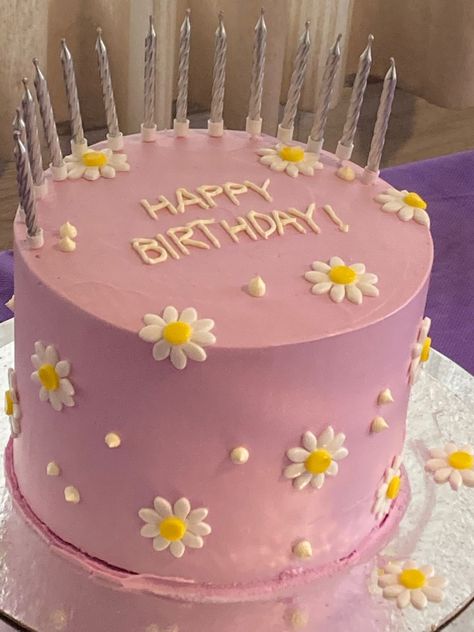 Aesthetic Pink Birthday Cake, Pasteles Aesthetic, Tårta Design, Rodjendanske Torte, Daisy Cupcakes, Daisy Decorations, Cupcakes Easy, Small Birthday Cakes, Vintage Birthday Cakes