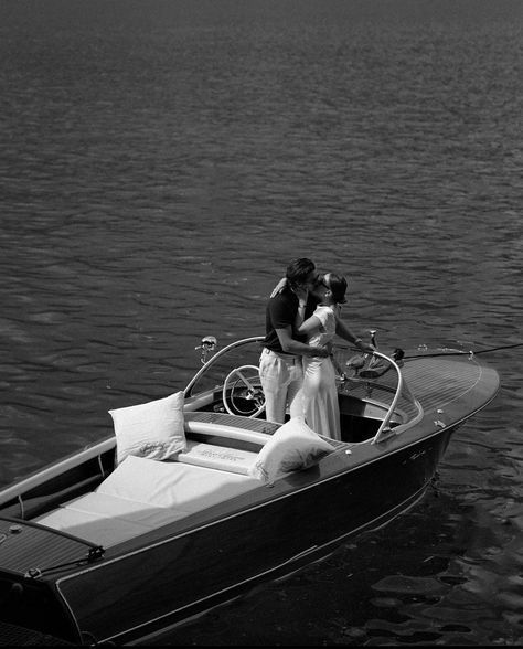 Old Money Couples Aethstetic, Lake Como Boat Photoshoot, Lake Como Couple Photoshoot, Engagement Photoshoot Aesthetic, Engagement Photos On A Boat, Lake Como Photoshoot, Italian Engagement Photos, Lake Como Engagement Photos, Engagement Photos Boat