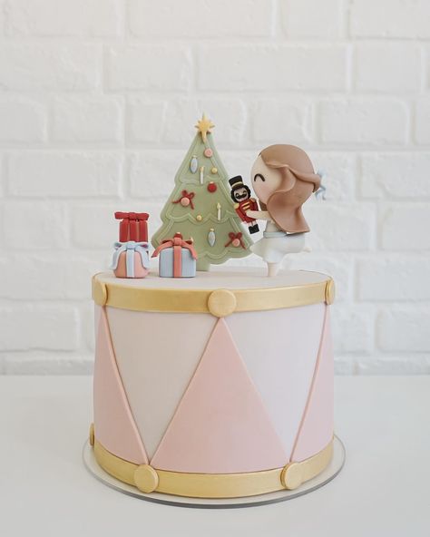 Nutcracker Smash Cake, Disney Christmas Cake, Nutcracker Cake Ideas, Nutcracker Ballet Cake, Nutcracker Birthday Cake, Christmas Birthday Cakes, Bolo Buttercream, Nutcracker Cake, Cutie Cake