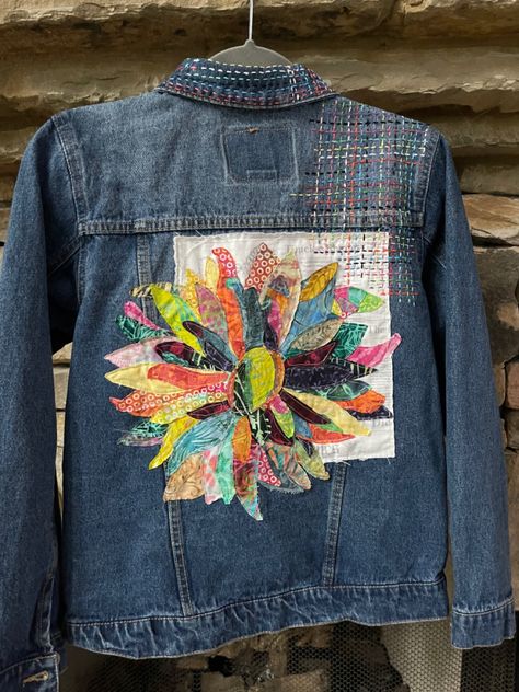 Appliqué & Boro sashiko Denim Jacket Applique, Jean Jacket Applique Ideas, Quilted Jean Jacket, Flannel Shirt Refashion, Artisanats Denim, Denim Jacket Embroidery, Denim Applique, Boro Sashiko, Upcycled Jackets