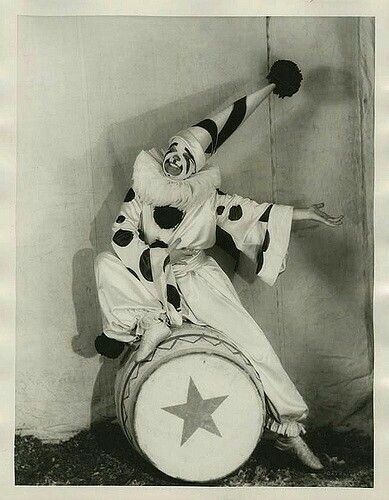 Vintage Clowns, Clown Photos, Circus Aesthetic, Pierrot Clown, Dark Circus, Clown Clothes, Clara Bow, Send In The Clowns, Vintage Clown