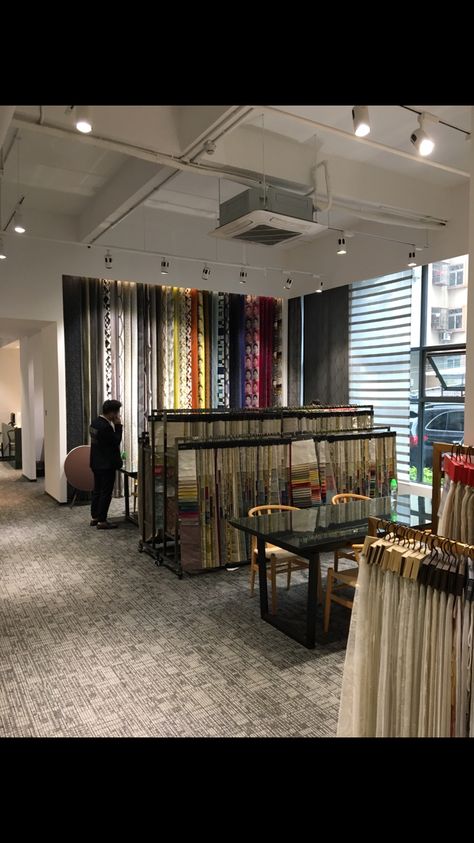 Handloom Showroom Interior, Curtain Shop Display Ideas, Curtain Shop Design, Curtain Showroom, Curtain Display, Fabric Shop Display, Fabric Showroom, Beige Bedroom Decor, Furniture Store Design