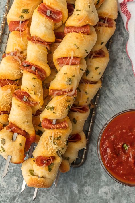 This fun PIZZA ON A STICK brings life to any party and flavor to any tailgate! A fun appetizer for ... Party Snacks For Adults Appetizers, Fun Party Snacks, Pizza On A Stick, Party Snacks For Adults, Fire Pit Food, Snacks For Adults, Foodtrucks Ideas, Pizza Sticks, Food Truck Menu