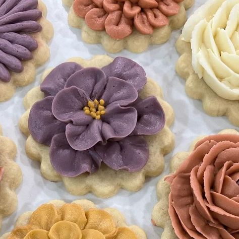 Maisie and Me Cookie Co | Janelle Duke on Instagram: "Buttercream flowers might just be my favorite thing to pipe! 🤗 #buttercreamflowers #springbouquet" Buttercream Flowers, Spring Bouquet, March 5, Butter Cream, My Favorite, Snacks, Flowers, On Instagram, Instagram