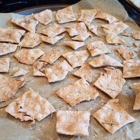 Homemade Seed Crackers, Quinoa Chips, Olive Oil Crackers, Healthy Food Recipies, Fodmap Recipes Dinner, Low Fodmap Recipes Dinner, Tortilla Chip Recipe, Healthy Crackers, Homemade Tortilla Chips