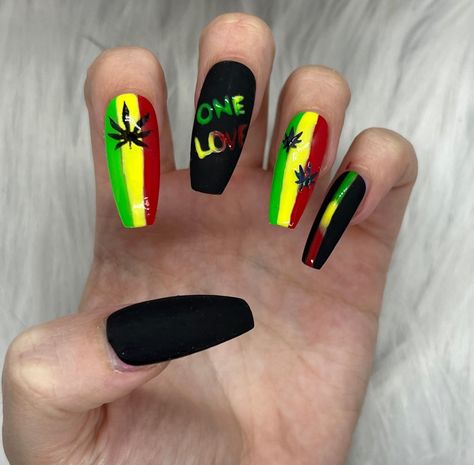 Bob Marley Nails, Jamaica Nails, Rasta Nails, Stilleto Nails Designs, Cute Nail Colors, Gold Acrylic Nails, Fake Nails Designs, Fancy Nails Designs, Dope Nail Designs