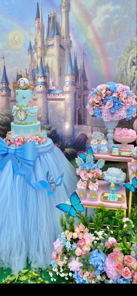 Cincoañera Party Ideas, Cinderella 1st Birthday Party, Cinderella First Birthday Party, Cinderella Flowers, Cinderella Centerpiece Ideas, Cinderella Theme Birthday Party, Cinderella Theme Birthday, Cinderella Birthday Theme, Cinderella Party Theme