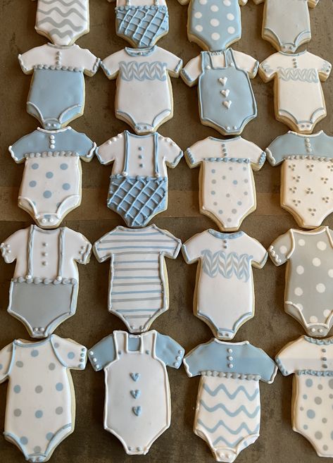 Baby Bottle Cookies Decorated, Boy Onesie Cookies, Baby Boy Cookies Decorated, Blue Baby Shower Cookies, Baby Shower Cookies For Boy, Baby Shower Cookies Neutral, Christening Cake Girls, Baby Bottle Cookies, Royal Cookies