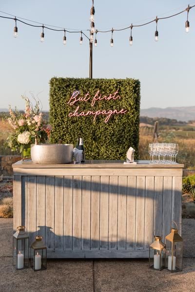 Bar Ideas For Party Drink Stations, Diy Portable Bar, Mobile Bar Ideas, Satellite Bar, Bar Themes, Fun Calligraphy, Cocktail Bar Design, Mobile Bar Cart, Cocktails Cart