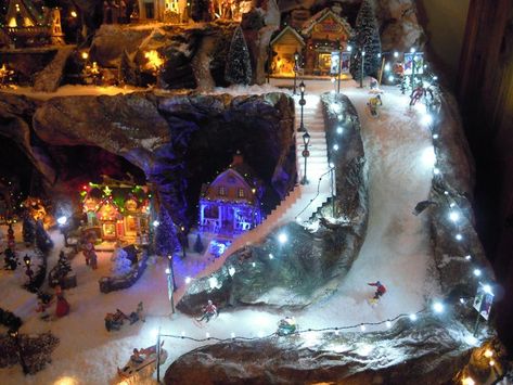 Christmas Village Ski Lift, Diy Christmas Village Displays, Wallpapers Christmas, Christmas Village Decorations, Halloween Village Display, Christmas Tree Village, Lemax Christmas Village, Christmas Village Sets, Ski Slope