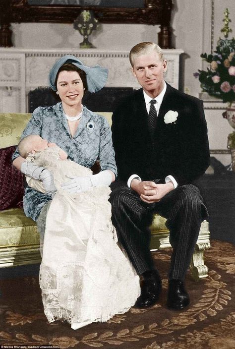 The Queen and Prince Philip with baby Anne in 1950. Elizabeth and Philip met when they attended the wedding of his cousin, Princess Marina of Greece to The Duke of Kent, an uncle of Elizabeth, in 1934. The couple were married in Westminster Abbey on November 20 the same year. Prince Philip Queen Elizabeth, Princesa Margaret, Elizabeth Queen, Queen And Prince Phillip, Princesa Elizabeth, Young Queen Elizabeth, Prinz Charles, Royal Family Pictures, Rainha Elizabeth Ii