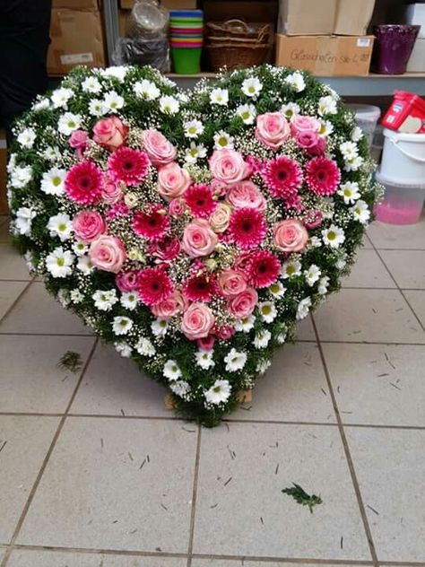 Heart Bridal Arrangement, Dekoratívne Vence, Casket Flowers, Sympathy Arrangements, Grave Flowers, Large Flower Arrangements, Church Flower Arrangements, Memorial Flowers, Modern Flower Arrangements