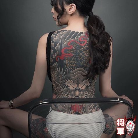 L'Irezumi est un art ancestral du tatouage. Longtemps perçu comme négatif à cause de son histoire et son lien avec le monde des Yakuza, il n’en reste pas moins une référence en terme de savoir faire et style de tatouage :japanese_goblin: « Save » cette pin si tu apprécies cette photo :heart_eyes: #irezumi #tatouage Dragon Irezumi, Yakuza Girl, Japanese Fish Tattoo, Masque Hannya, Japanese Demon Tattoo, Japanese Phoenix Tattoo, Japanese Irezumi, Asian Mythology, Japanese Tiger Tattoo