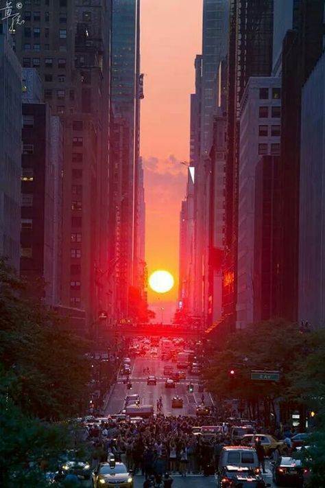 Manhattan NY...the sun sets perfectly  between these buildings only 2 times a year. تاج محل, Weekend Humor, Sun Sets, Manhattan New York, Sunset Beach, North Dakota, Yokohama, Favorite City, Kuala Lumpur