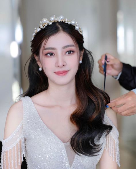 Modern Sangjit Hairdo, Korea Wedding Hairstyle, Sweet 17 Makeup Look, Korean Wedding Crown, Wedding Hairstyles Korean Brides, Asian Wedding Hair With Veil, Korean Hairstyle Wedding Bridal Hair, Korean Wedding Hairstyles For Long Hair, Wedding Hairstyles For Square Face