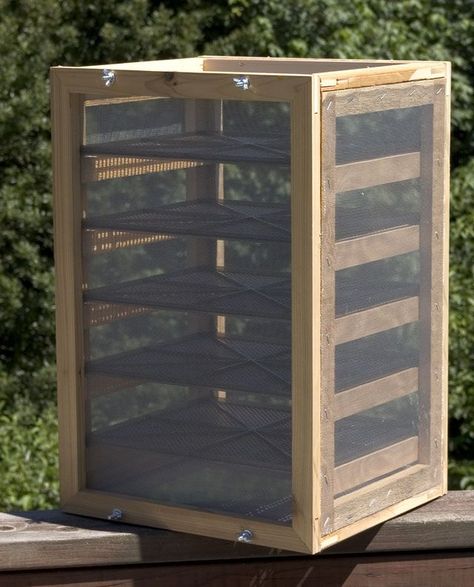 How to Dehydrate Food using outdoor drying racks ~ Mom with a Prep Solar Dehydrator, Outdoor Drying, Dehydrated Food, Homestead Survival, Diy Solar, Earthship, Survival Food, Dehydrator Recipes, Camping Survival