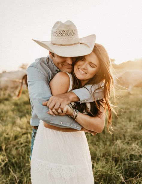 Western Engagement Pictures, Western Couple Photoshoot, Western Engagement Photos, Farm Engagement Photos, Fall Photoshoot Ideas, Rustic Engagement Photos, Country Couple Pictures, Portret Feminin, Country Engagement Pictures