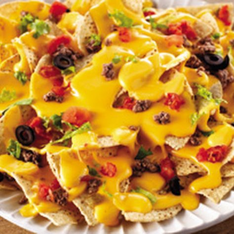 VELVEETA Ultimate Nachos Velveta Cheese Recipes, Ultimate Nachos Recipe, Queso Velveeta, Ultimate Nachos, Nachos Recipe Beef, How To Make Nachos, Kraft Foods, Nachos Recipe Easy, Chile Jalapeño