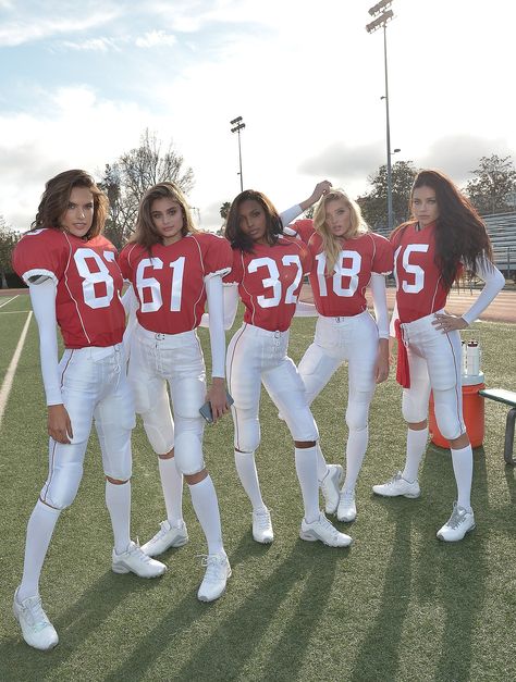 Women In Football, Female Football, Friend Costumes, Cute Group Halloween Costumes, Bff Halloween Costumes, Best Friend Halloween Costumes, Halloween Coustumes, Holloween Costume, Jasmine Tookes