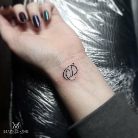 Letter D Tattoo, Cool Little Tattoos, Boyfriend Name Tattoos, Initial Tattoos, Tattoo On The Wrist, Wrist Tattoos Girls, Tattoo On Wrist, Diy Tattoo Permanent, Phönix Tattoo