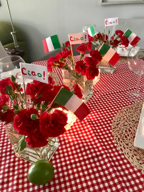 International Dinner Decorations, Italian Themed Decor, Italian Wine Party, Italian Themed Balloon Arch, Rome Birthday Theme, Italian Festival Decorations, Italy Inspired Birthday Party, Italian Theme Decorations, Italy Table Setting