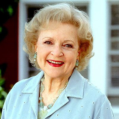 Conservative Style, Mary Tyler Moore Show, Famous Actresses, Embrace Natural Beauty, Conservative Fashion, Bold Makeup Looks, Hollywood Actress, Betty White, Golden Girl