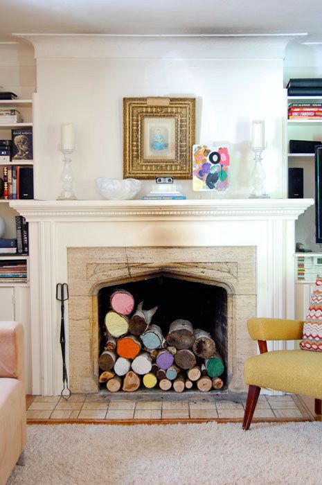 8 Gorgeous Design Ideas for Your Non-Working Fireplace #SOdomino #room #interiordesign #furniture #property #home #livingroom #hearth #fireplace Small Apartment Decorating Living Room, Bright Chair, Minimalist Living Room Decor, Small Fireplace, Designed Wall, First Apartment Decorating, Faux Fireplace, Layered Rugs, Living Room Decor Ideas