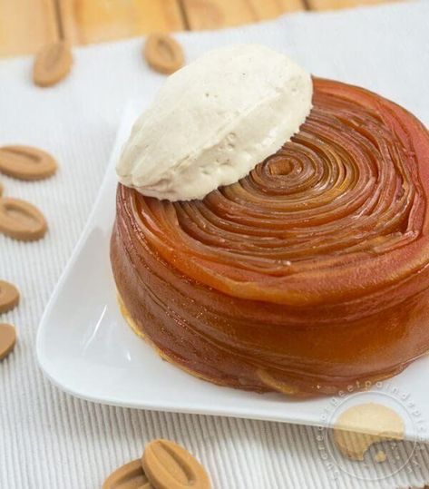 Tarte Tatin d'après la recette de William Lamagnère composée de fines bandes de pommes enroulées les unes sur les autres et cuites dans un caramel de beurre salé parfumé à l'huile d'olive. Les pommes sont posées sur une fine couche de pâte feuilletée et surmontées d'une quenelle de chantilly vanillée au chocolat blond Dulcey. Tart Tatin, No Cook Desserts, Sweet Delights, Pink Lady, Plated Desserts, Baking Sweets, Donut Recipes, Sweet Tarts, Tart Recipes