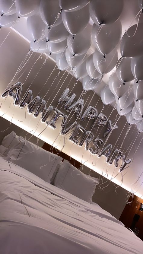 Boyfriend Room Ideas, Birthday Room Decorations Surprise, Boyfriend Room, Boyfriend Birthday Ideas, Romantic Hotel Rooms, Boyfriends Birthday Ideas, Romantic Room Surprise, Romantic Dinner Decoration, Happy Birthday Boyfriend