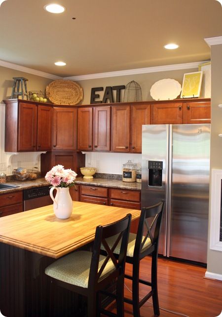 Pretty kitchen- like the decor over the cabinets- I could use that in all my useless "nooks" in my walls Above Cabinet Decor, Top Of Kitchen Cabinets, Decorating Above Kitchen Cabinets, Top Of Cabinets, Above Kitchen Cabinets, Above Cabinets, Kabinet Dapur, Kitchen Cabinets Decor, Cabinets Kitchen