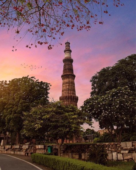 The Qutub Minar. Touching The Sky, Monument In India, Qutub Minar, Delhi Travel, Red Sandstone, 2023 Travel, Travel Pose, Amazing India, Travel Infographic