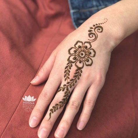 Easy And Simple Mehndi Designs, Henne Tattoo, Beautiful Simple Mehndi Design, Jagua Henna, Tattoo Designs Hand, Tato Henna, Finger Henna Designs, Henna Inspo, Henna Tattoo Hand