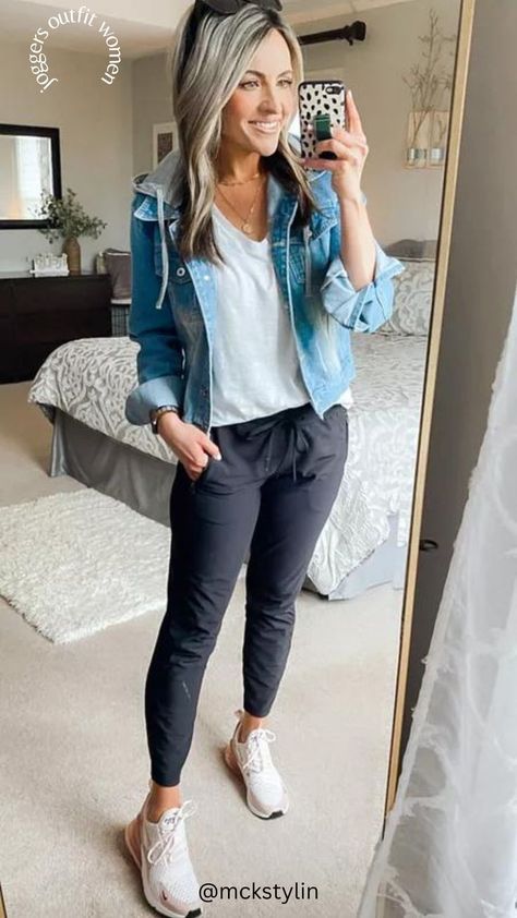 How To Style Joggers. Travel Outfit for Women. Joggers Travel Outfit, Outfit Jogger Pants, Pants Outfit For Women, Jogger Pants Outfit Women, Womens Joggers Outfit, Outfit Jogger, Casual Athleisure Outfits, Joggers Outfit Women, Outfit Ideas Trendy