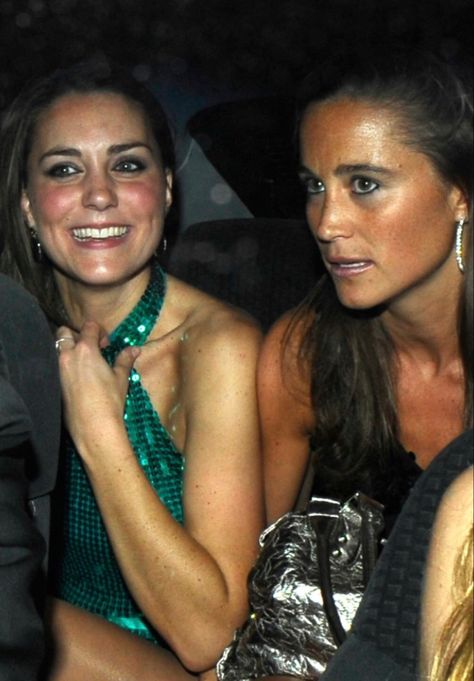 Kate Middleton with her younger sister Pippa Middleton Kate And Pippa Middleton, Kate Middleton Legs, London Nightclubs, Edc Backpack, Princesse Kate Middleton, Kate And Pippa, Middleton Family, Kate Middleton Outfits, Kate Middleton Photos