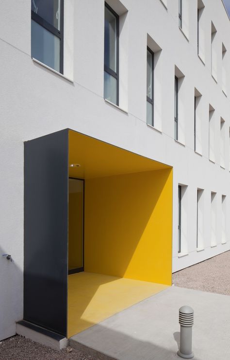 Architecture Sketches, Colour Architecture, Yellow Door, Modern Architecture Building, Interior Minimalista, Entrance Design, House Architecture, Design Exterior, Architecture Exterior