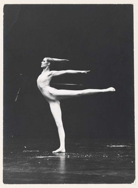 Carolyn Carlson dépose cinquante ans de travail à la BNF, et poursuit son élan Pina Bausch, Photos Black And White, Dance Pose, Alvin Ailey, Dance Movement, Foto Art, Dance Photos, Modern Dance, Dance Art