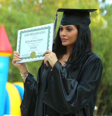 Kylie Jenner 7/24/15 Kylie Jenner Kuwtk, Masters Graduation Pictures, Kylie Jenner Fotos, Kardashian Kylie Jenner, Looks Kylie Jenner, Estilo Kylie Jenner, Kyle Jenner, Graduation Photography Poses, Robert Kardashian