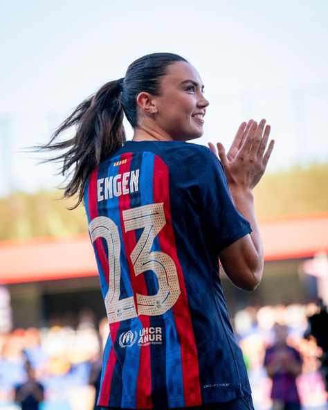 Barca Jersey, Barcelona Femeni, Soccer Girlfriend, Ingrid Engen, Womens Football, Football Wallpaper, Action Poses, Football Soccer, Fc Barcelona