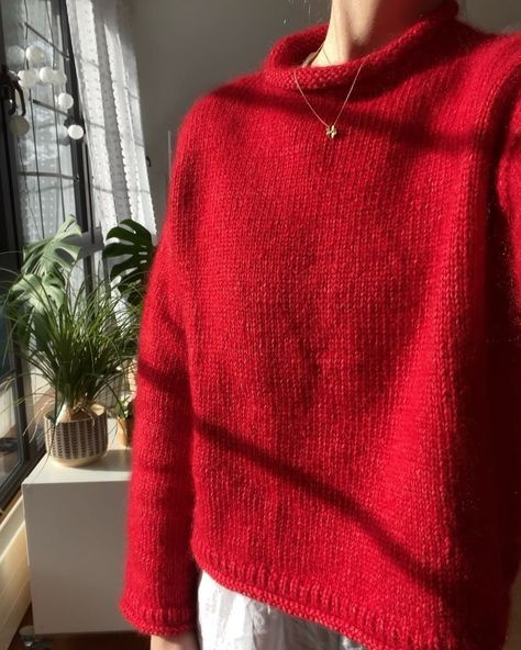 🌶️ #cloudsweater I feel like everyone’s been obsessed with red lately and who am I to judge? The need for a red sweater was a urge I felt long ago and I’ve been wearing this beautiful #cloudsweater by the one and only @petiteknit ever since it was completed… I’m totally in love 🫶🏻🌶️✨. ______________________________________ #knittersofinstagram #nevernotknitting #knitting #knit #strikk #strik #knitwithme #contemporaryknitwear #knitwear #knitspiration #egostrik #egostrikk #petiteknit Red Yarn Aesthetic, Winter Knit Outfit, Red Knitted Sweater, Knitting Pattern Sweater, Fall Knitting Patterns, Contemporary Knitwear, Knitwear Inspiration, Academia Clothes, Knitwear Outfit