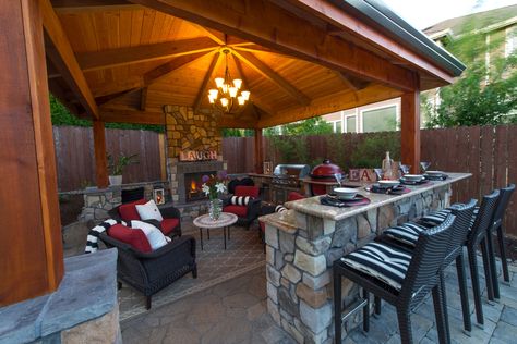 Cozy outdoor living room, kitchen & bar with a two-tiered counter #ilovethis less mountain cabin more #moorish #Spanish influence Outdoor Bar And Grill, Outdoor Bar Ideas, Outdoor Kitchen Bars, Outdoor Living Rooms, Backyard Bar, Outdoor Entertaining Spaces, Backyard Inspo, Backyard Living, Bar Ideas