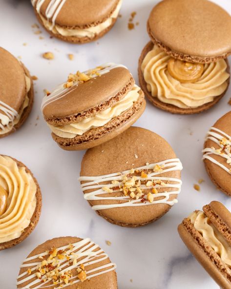 Learn how to make these peanut butter macarons! They're filled with honey roasted peanut butter buttercream and are absolutely delicious! Peanut Butter Macaron Filling, Peanut Butter Macarons, Macaron Fillings, Honey Roasted Peanut Butter, Macaroon Filling, Fancy Baking, Peanut Butter Buttercream, Macaron Recipes, Baked Meringue