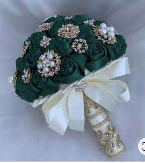 Quince Accessories, Emerald Green Quinceanera Theme, Enchanted Forest Quinceanera Theme, Green Quinceanera Theme, Emerald Wedding Colors, Emerald Green Wedding Theme, Quince Decor, Quinceanera Bouquet, Quince Themes