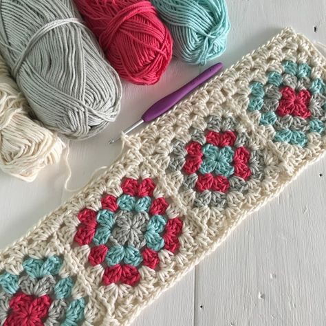 Yarn Brand, Crochet Table Runner Pattern, Popular Crochet, Salad Spinner, Crochet Table, Jersey Tops, Crochet And Knitting, Crochet Quilt, Crochet Table Runner