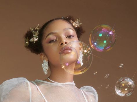 Bubble Portrait Photography, Bubbles Photoshoot Ideas, Bubble Photoshoot Ideas, Dreamy Photoshoot Aesthetic, Bubbles Photoshoot, Bubble Photoshoot, Fairy Photoshoot, Dreamy Photography, Creative Photoshoot Ideas