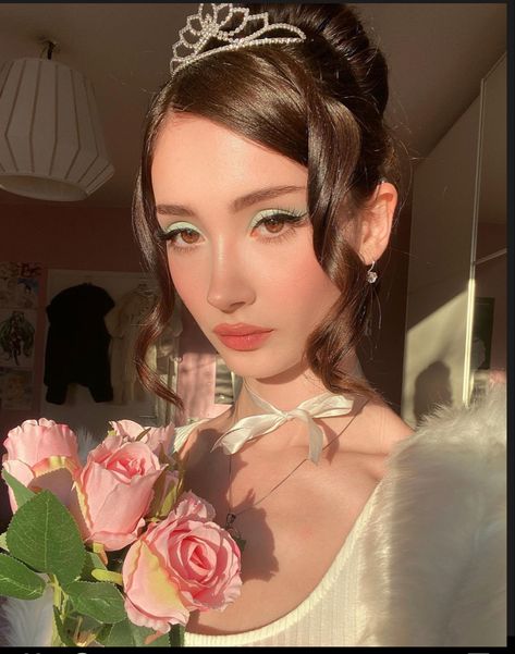 Ballerina Core Makeup, Bridgerton Makeup Looks, Coquette Eyeshadow, Green Eyelook, Eyeliner Cat Eye, Mint Eyeshadow, Eyeliner Cat, Aesthetic Mint, 70's Aesthetic