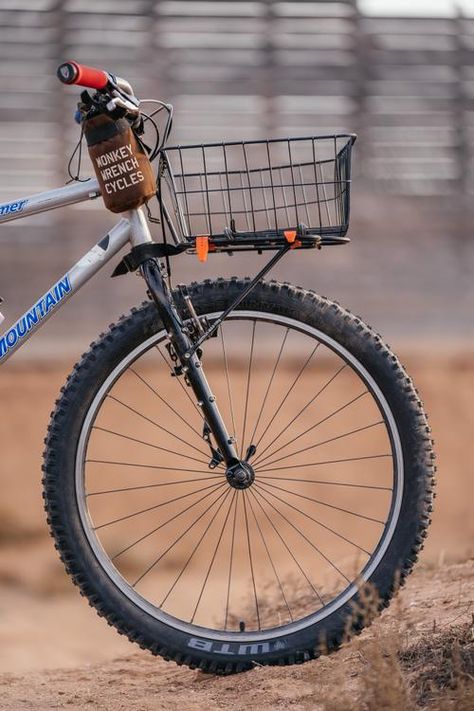 Bailey’s Rocky Mountain Hammer Basket Bike – john watson | The Radavist | A group of individuals who share a love of cycling and the outdoors. Townie Bike, Mtb 26, Basket Bike, Vintage Mountain Bike, Bikepacking Bags, Bike With Basket, Beach Cruisers, Gravel Bikes, Caddy Bag