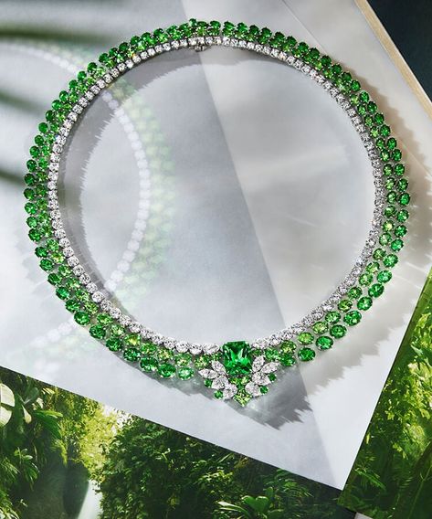 Harry Winston Necklace, Emerald Diamond Necklace, Harry Winston Jewelry, Lush Landscape, Bridal Diamond Necklace, Designers Jewelry Collection, Weird Jewelry, Jewellery Design Sketches, Bridal Jewelry Collection