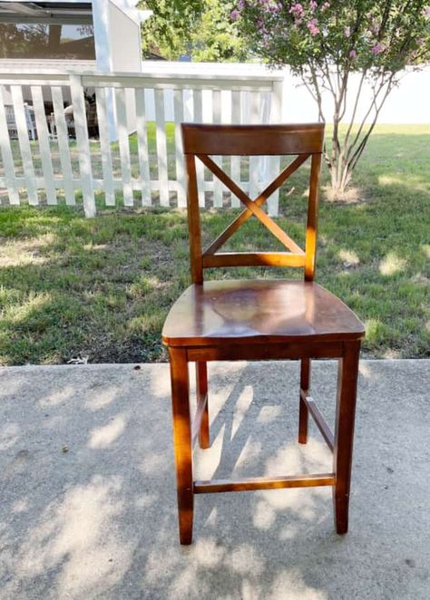 Before and After Chair Makeover - Thistlewood Farm Refurbished Bar Stools, Bar Chairs Diy, Refinished Chairs, Bar Stool Makeover, Painted Bar Stools, Diy Bar Stools, Breakfast Bar Chairs, Stool Makeover, Counter Stools With Backs