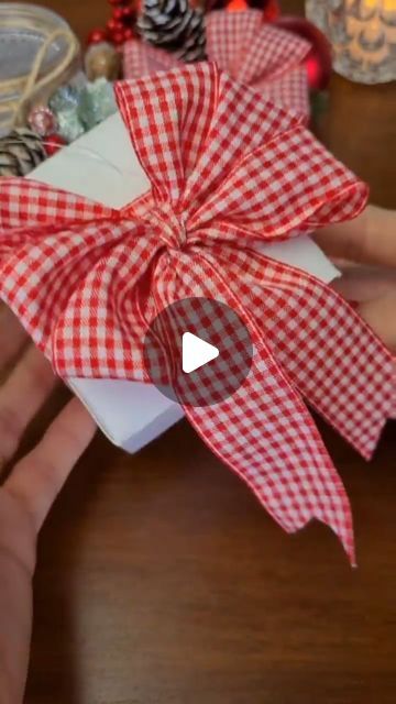 1.8M views · 46K likes | The Joy Party on Instagram: "Christmas bow  @dicasdasuy #Christmas #Christmasidea #Christmasbow #howtomakeabow #bowtutorial #crafting #craftingideas #craftingismytherapy #craftingtime #handmade #homemade #ribbonsandbows #ribbons #christmasdecor #Diwali #redbow #hairbow #bowtutorials" Fabric Christmas Bows Diy, Package Bows Diy Simple, How To Make Ribbon Bows For Presents, Easy Gift Bow, How To Make Bows For Christmas Presents, Christmas Bows For Gifts, Christmas Bows Diy Tutorials Videos, Making A Christmas Bow, Easy Christmas Bows Diy